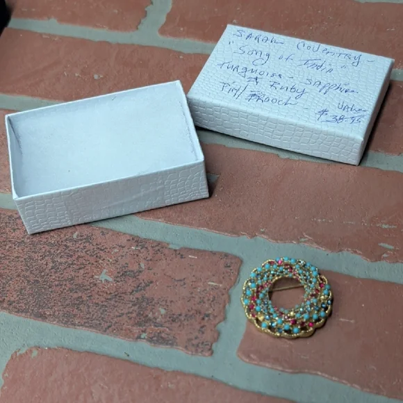 Vintage 1965 Sarah Coventry Multicolored Gold Tone Circle Wreath Brooch Pin Sign - Picture 2 of 4